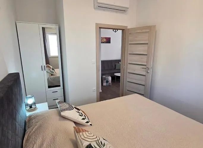 Apartament With Parking Space - 25305 Trogir
